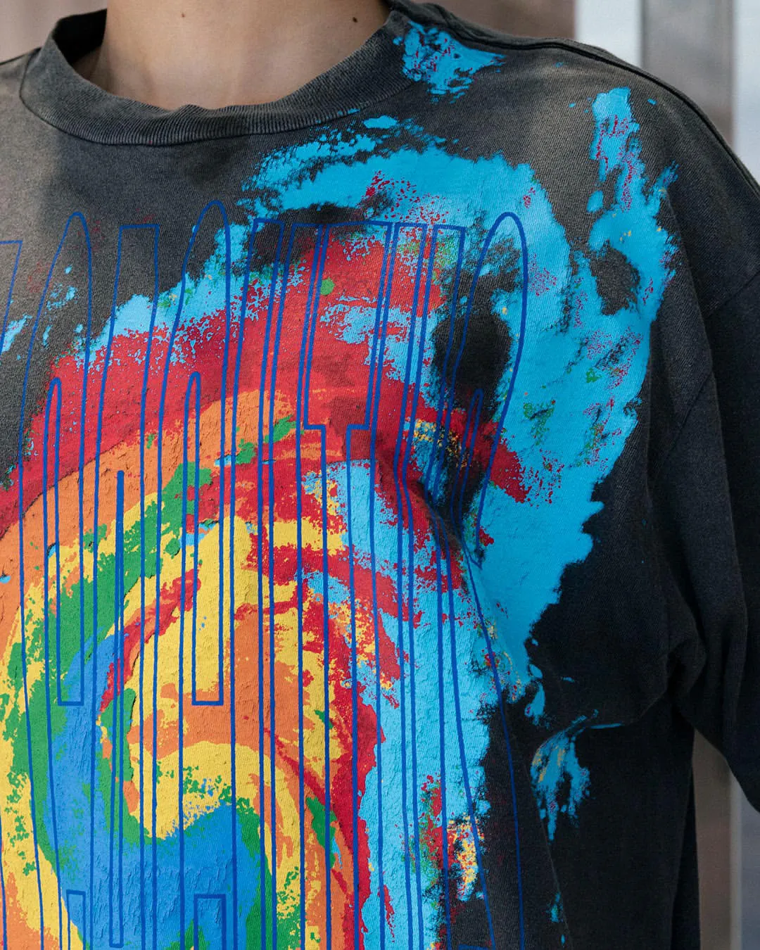 CACTUS PLANT FLEA MARKET x SAINT Mxxxxxx ANGRY LOVE GOD SS TEE/BLK CPFM co-branded weather icon/tropical storm print retro distressed TEE washed black S-XL front and rear large printing positions 24 color restorations ready-to-wear printing. Look for cylindrical fabrics with no side seams. The open ones are almost meaningless. Asut ready-made garments dyed. The entire piece is sprayed with faded colors. Multiple holes. Washed again. Customized CPFM co-branded main mark/wash mark/with little angel for anti-counterfeiting